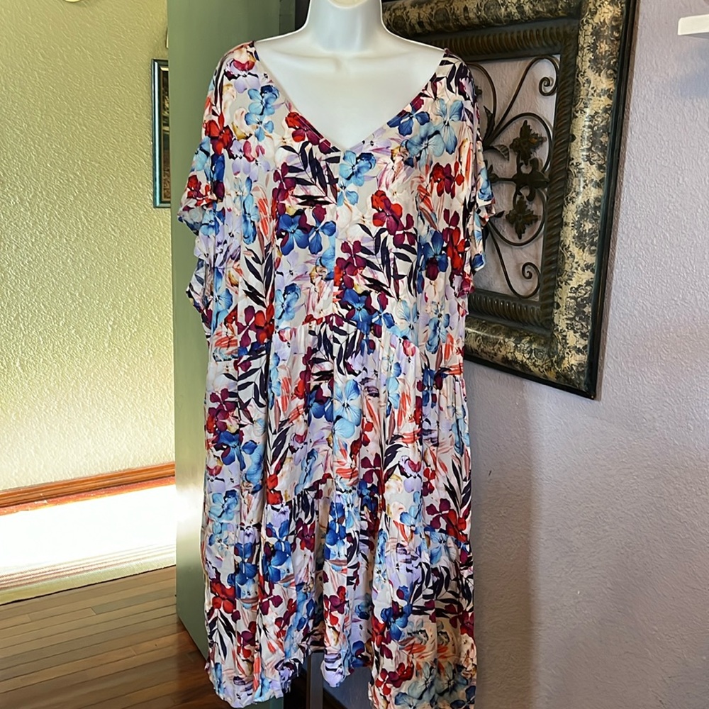 NWT AVENUE Tiered Dress - bright fun Viscose floral V-Neckline Sz 26/28